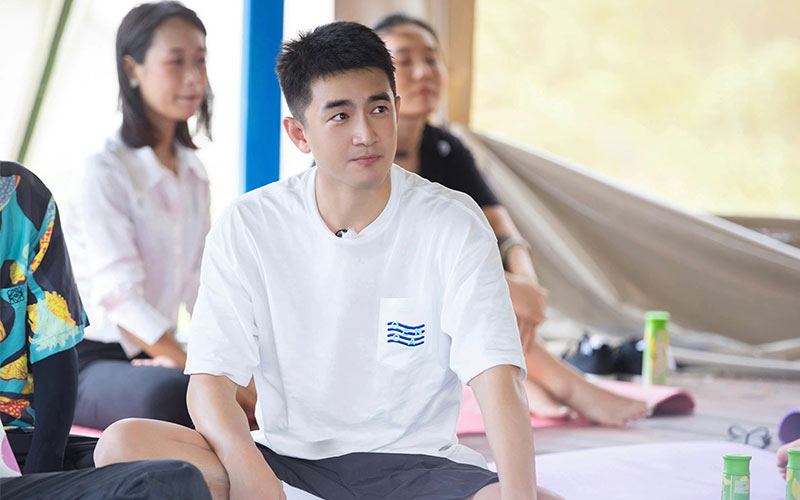 林更新《新游记》体验双人瑜伽 惊现痛苦面具引爆笑